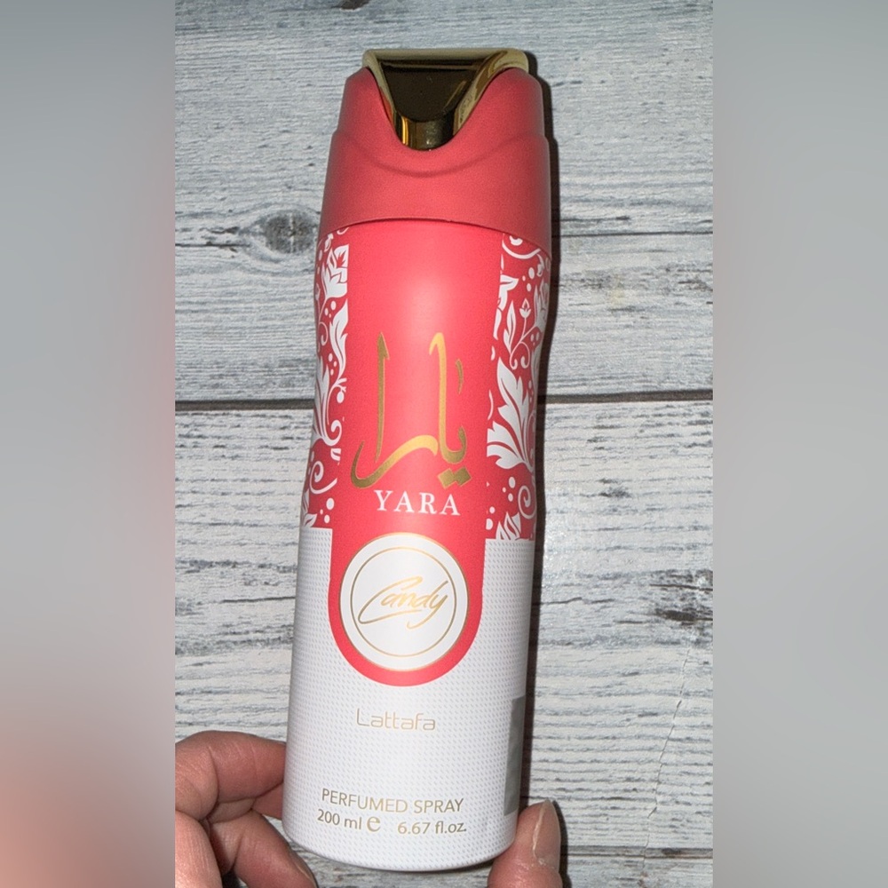 Yara Candy Perfumed Hair Hairspray — Pink/White